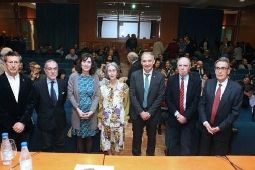 En el centro de la imágen, la catedrática María Isabel del Val, en el centro, acompañada de los amigos y compañeros. Foto: UVA